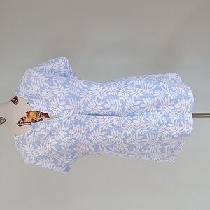 Lands' END blue tropical top in a vneck. Size is Medium.